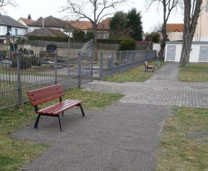 Die neuen Bänke am Friedhof (Foto: Gemeindeverwaltung)