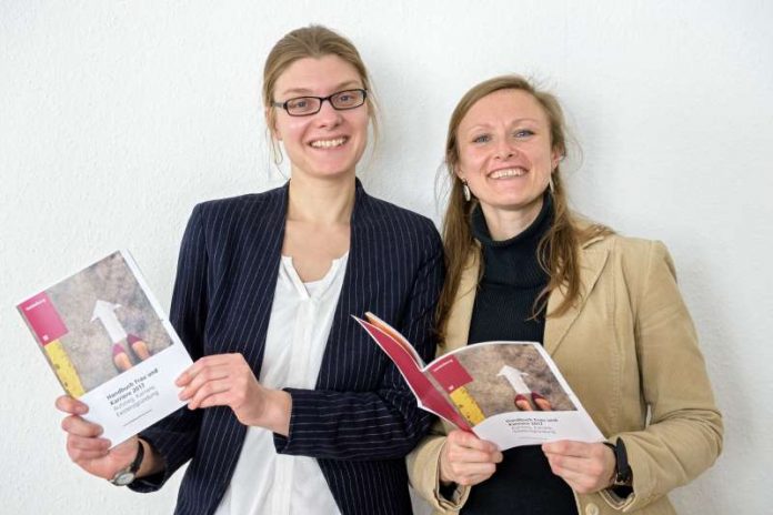 Das Handbuch „Frau und Karriere“ gibt es jetzt auch in Papierform: Marie-Luise Löffler (links) und Eugenia Bösherz vom Amt für Chancengleichheit der Stadt Heidelberg präsentieren die Broschüre. (Foto: Philipp Rothe)