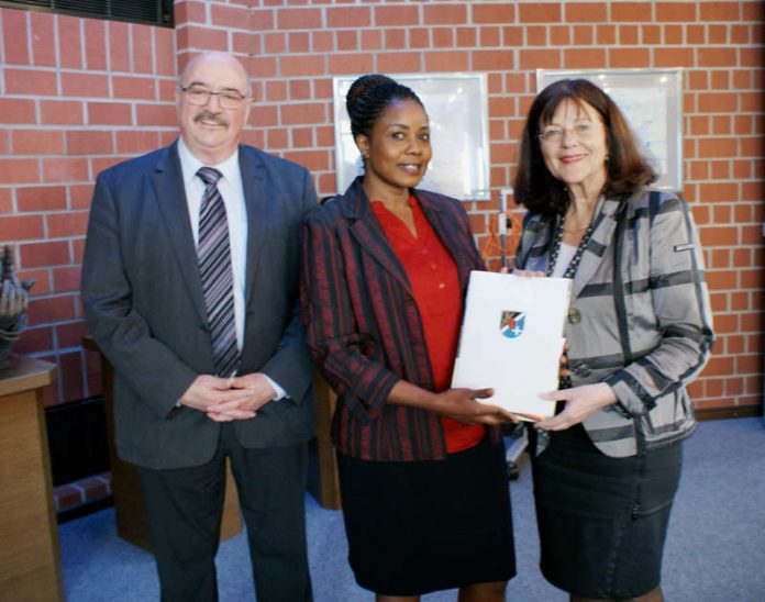 Landrätin Theresia Riedmaier und der zuständige Kreisbeigeordnete Helmut Geißer (links) mit Esther Njeri Wambui (Foto: Kreisverwaltung)