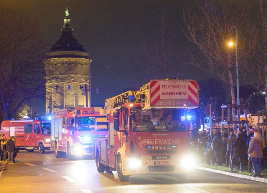 Der Blaulichtumzug vor Mannheims Wahrzeichen, dem Wasserturm (Foto: Thomas Rittelmann)