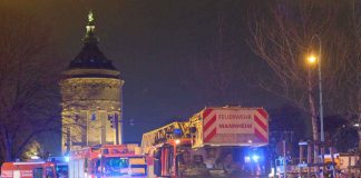 Der Blaulichtumzug vor Mannheims Wahrzeichen, dem Wasserturm (Foto: Thomas Rittelmann)