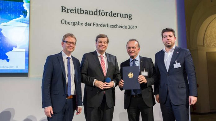 Übergabe des Bewilligungsbescheids