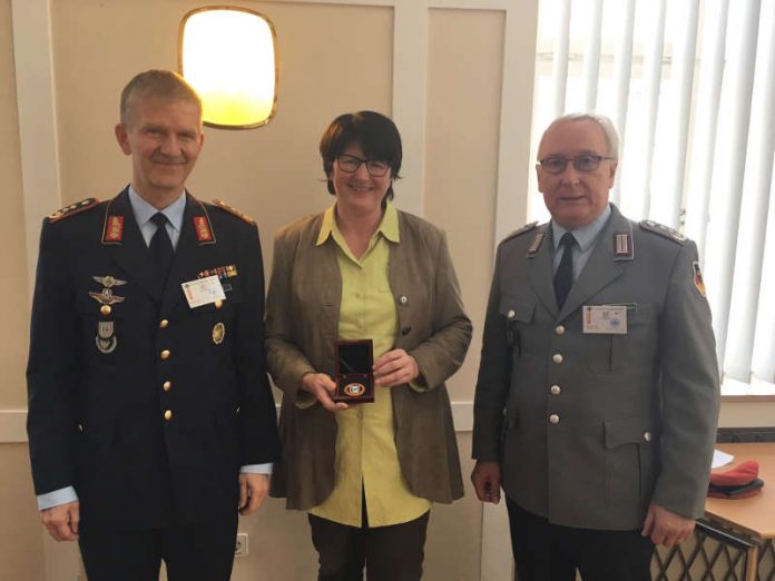 Generalleutnant Martin Schelleis, Oberbürgermeisterin Petzold-Schick, Oberst Henry Neumann beim Empfang im Rathaus (von links nach rechts). (Foto: Stadt Bruchsal)