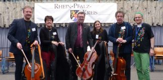 Landrat Clemens Körner (3. von links) und Musikschulleiter Christoph Utz (rechts) bei der Übergabe mit dem Vorstand des Fördervereins: (von links) Bürgermeister Michael Reith, Elke Rottmüller, Isabel Schneider und Stefan Gruler. (Foto: Kreisverwaltung)