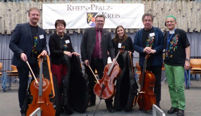 Landrat Clemens Körner (3. von links) und Musikschulleiter Christoph Utz (rechts) bei der Übergabe mit dem Vorstand des Fördervereins: (von links) Bürgermeister Michael Reith, Elke Rottmüller, Isabel Schneider und Stefan Gruler. (Foto: Kreisverwaltung)