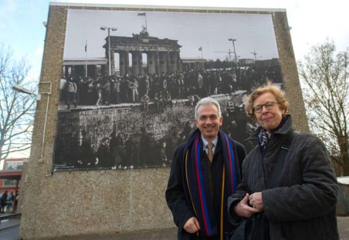 OB Peter Feldmann besucht Schule am Ried: Mit Barbara Klemm vor Mauerfall-Fotografie (Foto: Bernd Kammerer)