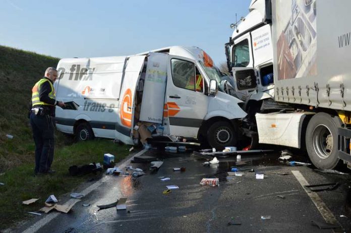 Für den Fahrer des Kleintransporters kam jede Hilfe zu spät