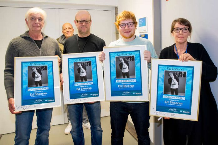 Von links nach rechts: Ulrich Fisseler (FKP Scorpio), Matthias Mantel (BB Promotion), Ed Sheeran, Melanie Gremm (SAP Arena). (Foto: SAP Arena)