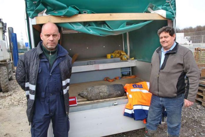 Das Team des Kampfmittelbeseitigungsdiensts um Christoph Rottner (links) hat die gefundene Granate auf den Kleinlaster geladen und bringt sie ins Depot. (Foto: Stadt Karlsruhe/Presse- und Informationsamt)