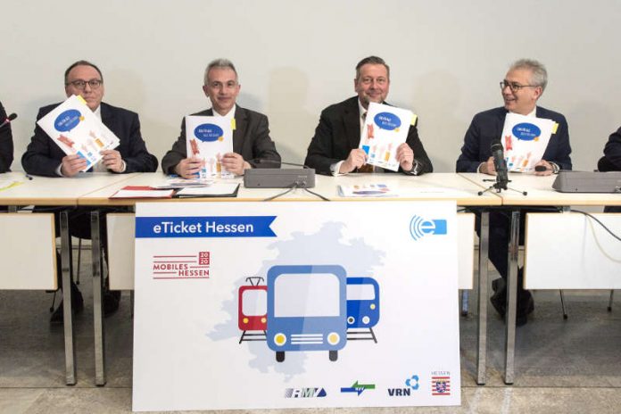 OB Peter Feldmann bei Pressekonferenz zum Schülerticket Hessen mit Wolfgang Rausch, Knut Ringat und Tarek Al-Wazir (iFoto: Arne Landwehr/Rhein-Main-Verkehrsverbund GmbH) OB Peter Feldmann bei Pressekonferenz zum Schülerticket Hessen mit Wolfgang Rausch, Knut Ringat und Tarek Al-Wazir (iFoto: Arne Landwehr/Rhein-Main-Verkehrsverbund GmbH)