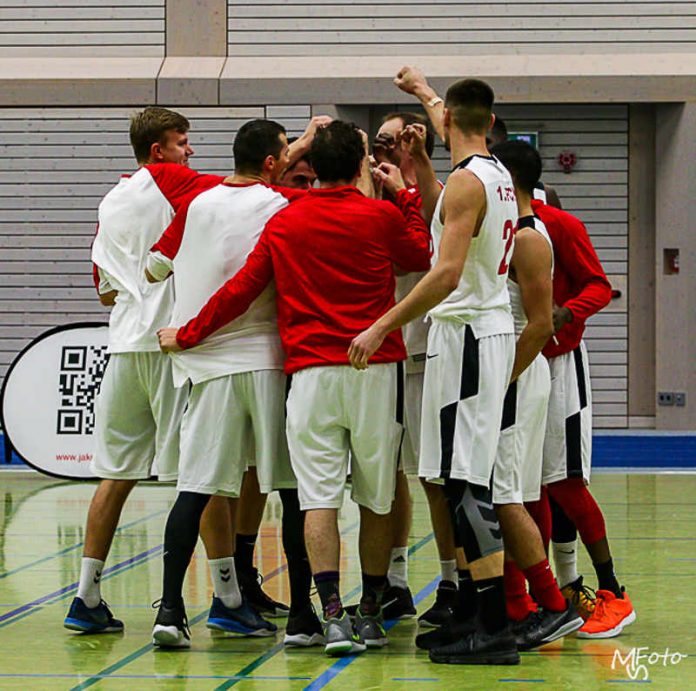 Mit geschlossener Teamleistung wollen die Herren ihr Spiel gewinnen. (Foto: Michael Schmitt)