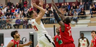 Waldemar Nap im Duell mit Ex-Lautrer Aaron Ellis (Foto: Michael Schmitt)