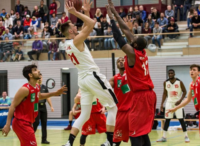 Waldemar Nap im Duell mit Ex-Lautrer Aaron Ellis (Foto: Michael Schmitt)