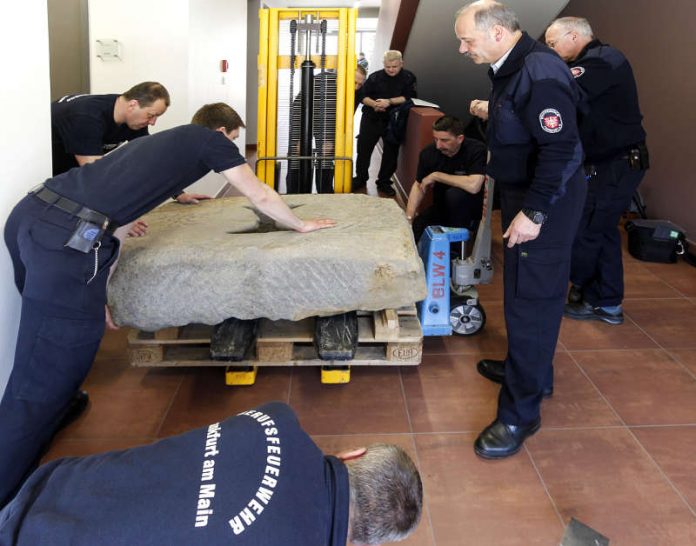 Platzieren des Kellerfensters im Foyer der neuen Bereichswache 21 (Foto: Moritz Kölling)