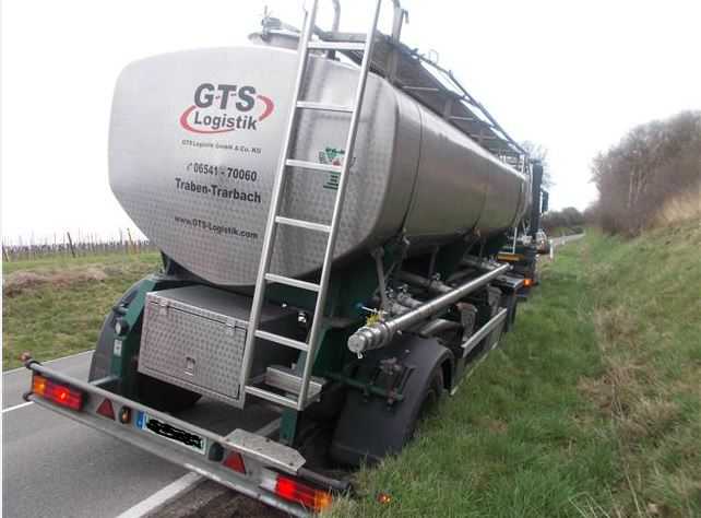 Festfgefahrener Tankzug Festfgefahrener Tankzug