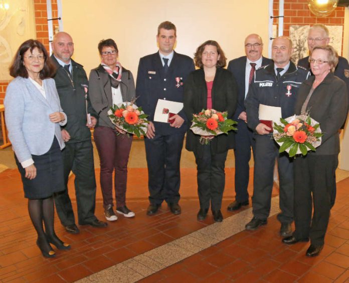 v.l.: Erhielten von Landrätin Theresia Riedmaier (links) und Kreisbeigeordnetem Helmut Geißer (4.v.l.) sowie Kreisfeuerwehrinspekteur Rudi Götz (2.v.l.) das Silberne Feuerwehr-Ehrenzeichen am Bande für besondere Verdienste um das Feuerwehrwesen: Frank Grünagel (VG Edenkoben), Karsten Moock (stv. Kreisfeuerwehrinspekteur) und der Polizeihauptkommisar Gerald Bösherz (Foto: Kreisverwaltung)