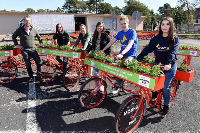 Pia Kempe von der Geschäftsstelle Radjubiläum mit den Projektbeteiligten von Gartencenter Dehner und Enactus mit den Flowervelos (Quelle: Stadt Mannheim / Foto: Thomas Tröster)