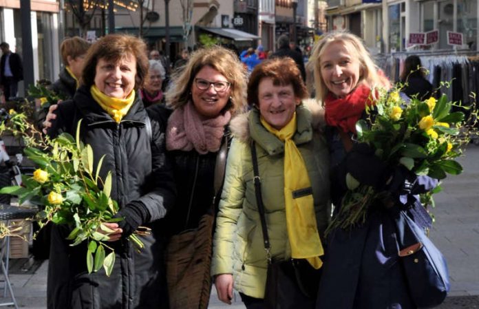 Unterstützt von der städtischen Gleichstellungsbeauftragten Evi Julier (2.v.l.) haben die Mitglieder des Zonta-Clubs Landau/Südpfalz auch in diesem Jahr in der Landauer Fußgängerzone gelbe Rosen für den guten Zweck verkauft. (Foto: Stadt Landau in der Pfalz)