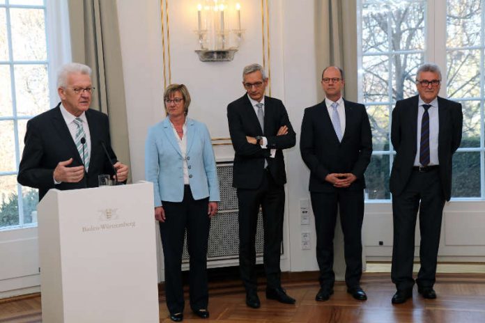 Ministerpräsident Winfried Kretschmann, Finanzministerin Edith Sitzmann, Staatssekretär Martin Jäger, Matthias Grewe, Vorsitzender des Vereins der Richter und Staatsanwälte Baden-Württemberg e.V., und Volker Stich, Vorsitzender des Beamtenbundes Baden-Württemberg (Quelle: Staatsministerium Baden-Württemberg)