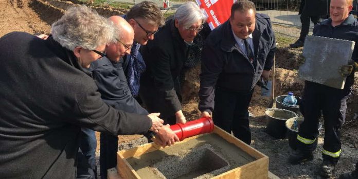 Den Grundstein für die neue Arheilger Feuerwehr legten am Dienstag Architekt Kay von Scholley, Johann Braxenthaler (Leiter Berufsfeuerwehr Darmstadt), Bürgermeister Rafael Reißer, Oberbürgermeister Jochen Partsch und Michael Hahn (Wehrführer Arheilgen) (v.l.n.r.) (Foto: Wissenschaftsstadt Darmstadt / Daniel Klose)