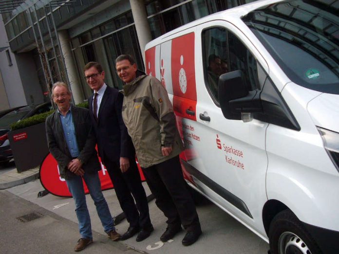 Jürgen Prinz, Geschäftsführer der Sportjugend Vereinshilfe e.V., Michael Huber, Vorstandsvorsitzender der Sparkasse Karlsruhe und Michael Dannenmaier, Vorsitzender der Sportjugend Vereinshilfe e.V., bei der Übergabe des Busses (Foto: Hannes Blank) Jürgen Prinz, Geschäftsführer der Sportjugend Vereinshilfe e.V., Michael Huber, Vorstandsvorsitzender der Sparkasse Karlsruhe und Michael Dannenmaier, Vorsitzender der Sportjugend Vereinshilfe e.V., bei der Übergabe des Busses (Foto: Hannes Blank)