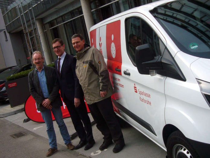 Jürgen Prinz, Geschäftsführer der Sportjugend Vereinshilfe e.V., Michael Huber, Vorstandsvorsitzender der Sparkasse Karlsruhe und Michael Dannenmaier, Vorsitzender der Sportjugend Vereinshilfe e.V., bei der Übergabe des Busses (Foto: Hannes Blank)