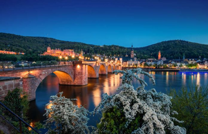 Die Alte Brücke und das Heidelberger Schloss bei Nacht – auch hier gehen anlässlich der weltweiten WWF-Aktion „Earth Hour“ am Samstag, 25. März 2017, für eine Stunde lang die Lichter aus. (Foto: Heidelberg Marketing GmbH)