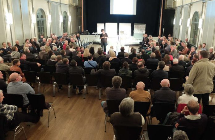 Ein gelungener Auftakt für ein vielversprechendes Bürgerbeteiligungsverfahren: Mehr als 150 interessierte Bürgerinnen und Bürger waren zur Auftaktveranstaltung ins Alte Kaufhaus gekommen, um sich zu informieren und um ihre Anregungen, Wünsche und Vorschläge einzubringen. (Foto: Stadt Landau in der Pfalz) Ein gelungener Auftakt für ein vielversprechendes Bürgerbeteiligungsverfahren: Mehr als 150 interessierte Bürgerinnen und Bürger waren zur Auftaktveranstaltung ins Alte Kaufhaus gekommen, um sich zu informieren und um ihre Anregungen, Wünsche und Vorschläge einzubringen. (Foto: Stadt Landau in der Pfalz)