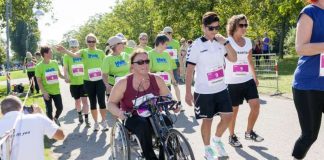 Jeweils eine Person mit Handicap und eine Person ohne Handicap bilden beim Inklusionslauf ein Team. Foto: Archivfoto vom 1. Inklusionslauf beim Baden-Marathon 2016 (Foto: Marathon Karlsruhe e.V.)
