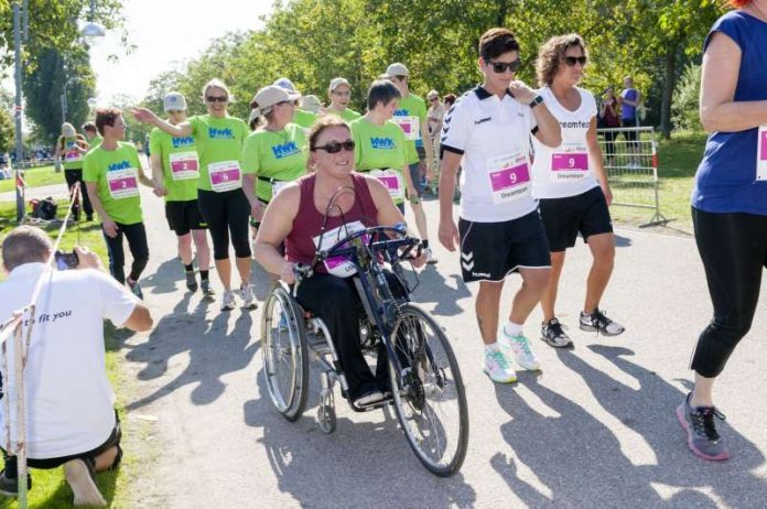 Jeweils eine Person mit Handicap und eine Person ohne Handicap bilden beim Inklusionslauf ein Team. Foto: Archivfoto vom 1. Inklusionslauf beim Baden-Marathon 2016 (Foto: Marathon Karlsruhe e.V.) Jeweils eine Person mit Handicap und eine Person ohne Handicap bilden beim Inklusionslauf ein Team. Foto: Archivfoto vom 1. Inklusionslauf beim Baden-Marathon 2016 (Foto: Marathon Karlsruhe e.V.)