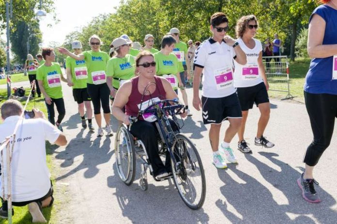 Jeweils eine Person mit Handicap und eine Person ohne Handicap bilden beim Inklusionslauf ein Team. Foto: Archivfoto vom 1. Inklusionslauf beim Baden-Marathon 2016 (Foto: Marathon Karlsruhe e.V.)