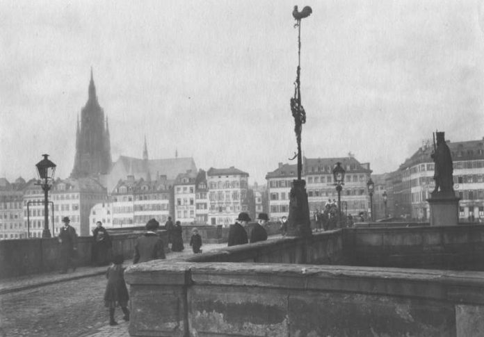 Brückenkreuz mit dem goldenen Hahn, genannt Brickegickel, auf der Alten Brücke (Foto: Institut für Stadtgeschichte Frankfurt) Brückenkreuz mit dem goldenen Hahn, genannt Brickegickel, auf der Alten Brücke (Foto: Institut für Stadtgeschichte Frankfurt)
