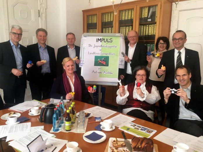 Jugendberufsagentur Impuls - Bilanz nach fast einem Jahr Stehend: Wolfgang Diehl, Harald Dorn (beide Star Care), Karl Feldmann (stellvertr. Vorsitzender Star Care Rheinland-Pfalz) und Dr. Gerd Herrmann (Vorstandsmitglied von Star Care Rheinland-Pfalz e. V.), Ruth Burckhart (Geschäftsführerin Jobcenter) und Landrat Dr. Fritz Brechtel. Sitzend: Denise Hartmann-Mohr (Jugendamt), Sabine Heyn (Leiterin des Jugendamtes) und Dietmar Seefeldt, Dezernent für Jugend, Soziales und Schulen (Foto: Kreisverwaltung)