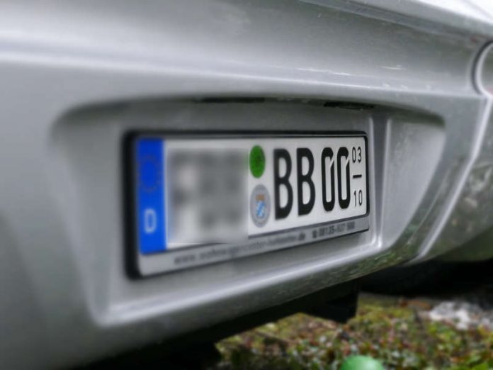 Die Zahlen ganz rechts geben die Gültigkeit des Saisonkennzeichens an: in diesem Fall gilt es vom 1. März (03) bis zum 31. Oktober (10). (Foto: ADAC SE) Die Zahlen ganz rechts geben die Gültigkeit des Saisonkennzeichens an: in diesem Fall gilt es vom 1. März (03) bis zum 31. Oktober (10). (Foto: ADAC SE)