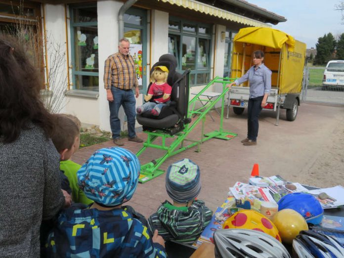 Die Vorschulkinder der Haßlocher KiTa „Haus Kunterbunt“ hatten am vergangenen Donnerstag Besuch von Vertretern der Deutschen Verkehrswacht. (Foto: Gemeindeverwaltung) Die Vorschulkinder der Haßlocher KiTa „Haus Kunterbunt“ hatten am vergangenen Donnerstag Besuch von Vertretern der Deutschen Verkehrswacht. (Foto: Gemeindeverwaltung)