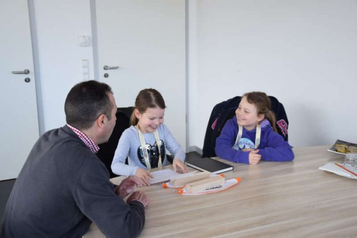 Leonie und Sophie mit Oberbürgermeister Jörg Albrecht (Foto: Stadtverwaltung) Leonie und Sophie mit Oberbürgermeister Jörg Albrecht (Foto: Stadtverwaltung)