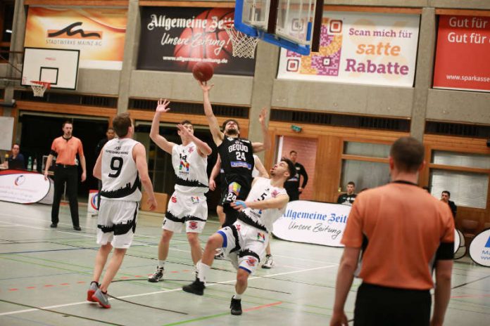 Mit dem Selbstvertrauen des Tabellenzweiten: Miguel Cardoso gegen die Mainzer Defensive (Foto: KIT SC GEQUOS/Denny Möller)