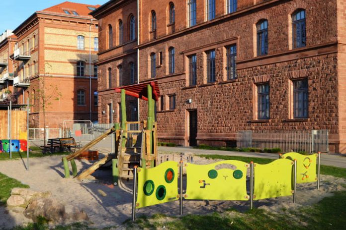 Die kommunale Kita „Wilde 13“ in der Cornichonstraße, eine von insgesamt 32 Kitas in Landau. Bis zum Jahr 2020 sollen neben der Wiederinbetriebnahme der Kita Nordring und der Eröffnung der Kita Süd voraussichtlich zehn weitere Kita-Gruppen geschaffen werden. (Foto: Stadt Landau in der Pfalz) Die kommunale Kita „Wilde 13“ in der Cornichonstraße, eine von insgesamt 32 Kitas in Landau. Bis zum Jahr 2020 sollen neben der Wiederinbetriebnahme der Kita Nordring und der Eröffnung der Kita Süd voraussichtlich zehn weitere Kita-Gruppen geschaffen werden. (Foto: Stadt Landau in der Pfalz)