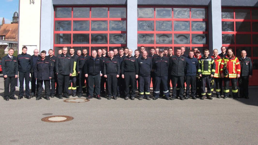 Frohe Gesichter nach drei Tagen anspruchsvoller Ausbildung: 31 neue Gerätewarte vor dem Feuerwehrgerätehaus in Mosbach. (Foto: Landratsamt)