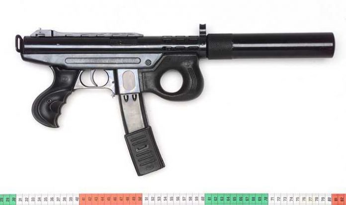 Maschinenpistole mit Schalldämpfer Maschinenpistole mit Schalldämpfer