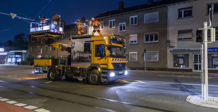 Schwertransport kreuzt Stadtbahn Nord - Oberleitungsabbau (Quelle: rnv GmbH/ Sascha Holler)