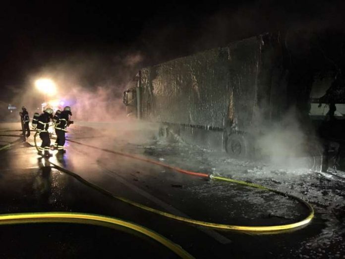 Der Auflieger brante aus (Foto: Feuerwehr Landau)