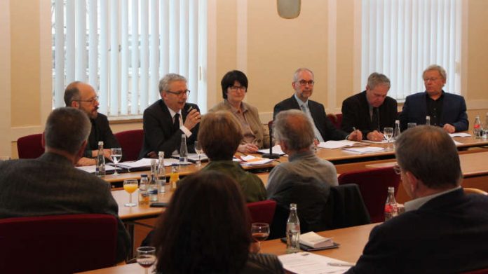 Landrat Dr. Christoph Schnaudigel im Gespräch mit Bruchsaler Stadträtinnen und Stadträten. (Foto: Landratsamt)