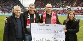 Jürgen Springer (2.v.r.) und Dieter Krüger (2.v.l., BARMER Betriebssportgemeinschaft Regionalgeschäftsstelle Mainz) übergeben einen Scheck über 3.000 Euro an Dag Heydecker und Stefanie Reuter von „Mainz 05 hilft“. (Foto: Torsten Zimmermann/Mainz 05)