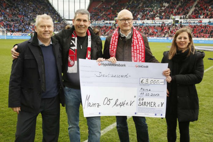 Jürgen Springer (2.v.r.) und Dieter Krüger (2.v.l., BARMER Betriebssportgemeinschaft Regionalgeschäftsstelle Mainz) übergeben einen Scheck über 3.000 Euro an Dag Heydecker und Stefanie Reuter von „Mainz 05 hilft“. (Foto: Torsten Zimmermann/Mainz 05)