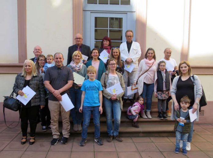 Die neuen Neustadterinnen und Neustadter stammen aus elf Ländern weltweit. (Foto: Stadtverwaltung)