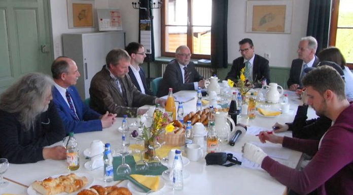 Kreis- und Gemeinderat Uwe Rohrer, Ortsvortsteher Roni Lörch, Vorsitzender der Teilnehmergemeinschaft Martin Mußgnug, Jürgen Pilz und Dezernent Prof. Dr. Jörg Menzel vom Landratsamt Karlsruhe, Minister Peter Hauk, Bürgermeister Jens Timm beim Pressegespräch im Mutschelbacher Rathaus. (Foto: Landratsamt) Kreis- und Gemeinderat Uwe Rohrer, Ortsvortsteher Roni Lörch, Vorsitzender der Teilnehmergemeinschaft Martin Mußgnug, Jürgen Pilz und Dezernent Prof. Dr. Jörg Menzel vom Landratsamt Karlsruhe, Minister Peter Hauk, Bürgermeister Jens Timm beim Pressegespräch im Mutschelbacher Rathaus. (Foto: Landratsamt)