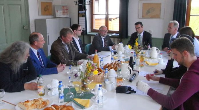 Kreis- und Gemeinderat Uwe Rohrer, Ortsvortsteher Roni Lörch, Vorsitzender der Teilnehmergemeinschaft Martin Mußgnug, Jürgen Pilz und Dezernent Prof. Dr. Jörg Menzel vom Landratsamt Karlsruhe, Minister Peter Hauk, Bürgermeister Jens Timm beim Pressegespräch im Mutschelbacher Rathaus. (Foto: Landratsamt)