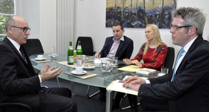 Der Präsident des Landesamtes für Verfassungsschutz Hessen, Robert Schäfer (l.), im Heppenheimer Landratsamt (Foto: Kreis Bergstraße) Der Präsident des Landesamtes für Verfassungsschutz Hessen, Robert Schäfer (l.), im Heppenheimer Landratsamt (Foto: Kreis Bergstraße)