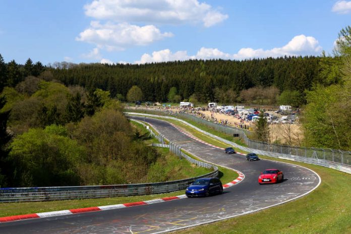 Bei den Touristenfahrten können Motorsport-Fans die längste und traditionsreichste Rennstrecke der Welt selbst erleben. (Foto: Gruppe C | Nürburgring)